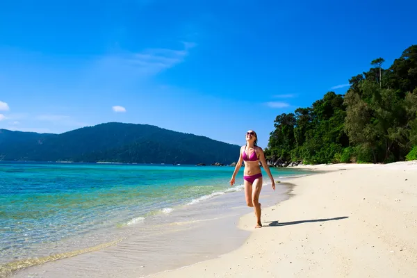 해변을 따라 실행 하는 젊은 여자 — 스톡 사진