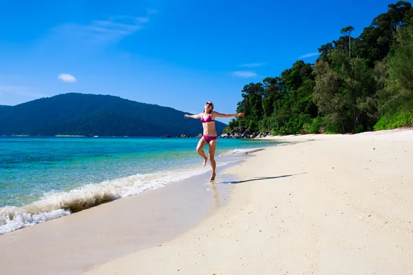 Vrouw runnnig op strand — Stockfoto