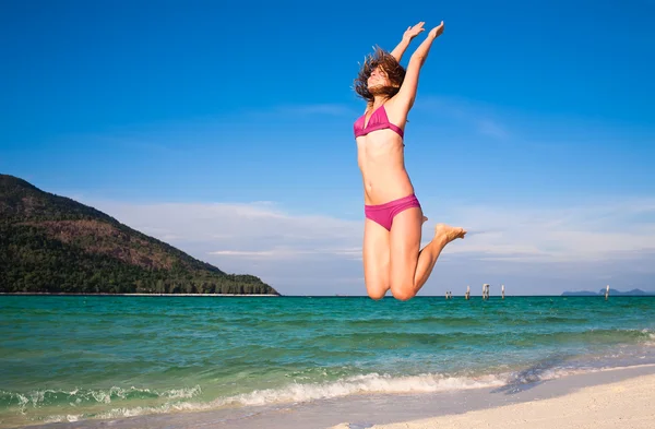 Jumping woman — Stockfoto
