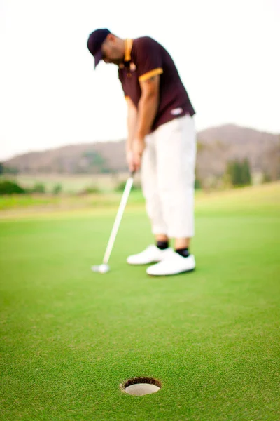 Golfista fazendo putt — Fotografia de Stock