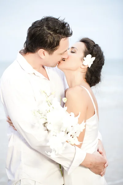 Sposa e sposo bacio — Foto Stock