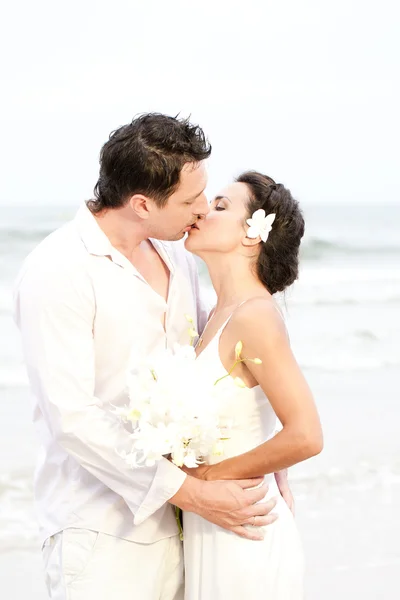 Braut und Bräutigam küssen sich — Stockfoto