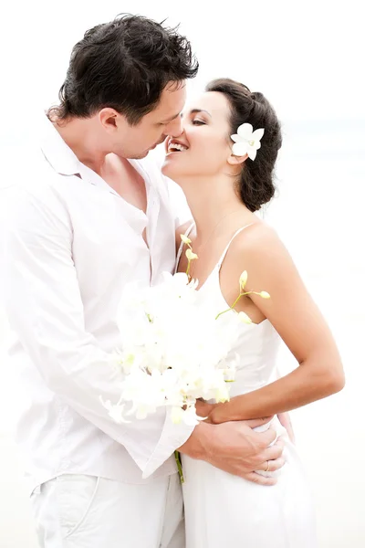 Matrimonio coppia baci — Foto Stock