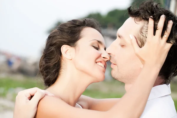 Attraktives Paar küsst — Stockfoto