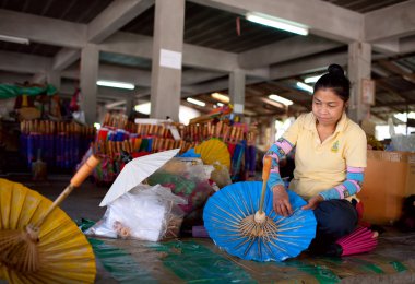 Chiang mai, Tayland - 5 Şubat: ahşap umbrell yapma kadın