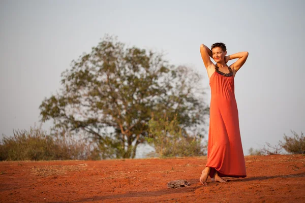 Schöne Mädchen gekleidet Terrakotta-Kleid — Stockfoto