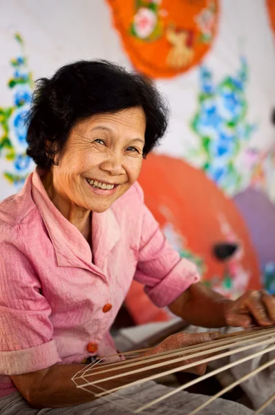CHIANG MAI, THAÏLANDE - 5 FÉVRIER : Femme fabriquant un parapluie en bois — Photo