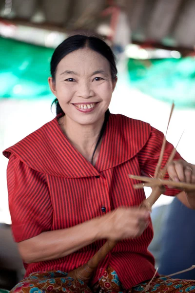 CHIANG MAI, THAÏLANDE - 5 FÉVRIER : Femme fabriquant un parapluie en bois — Photo