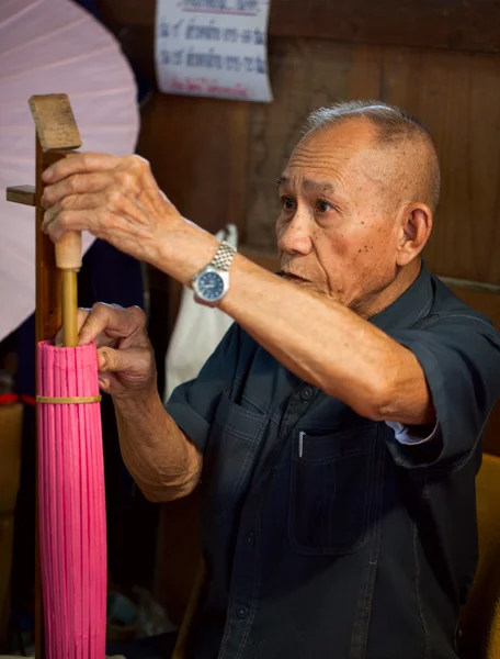 CHIANG MAI, TAILANDIA - 5 DE FEBRERO: Hombre mayor haciendo un um de madera — Foto de Stock