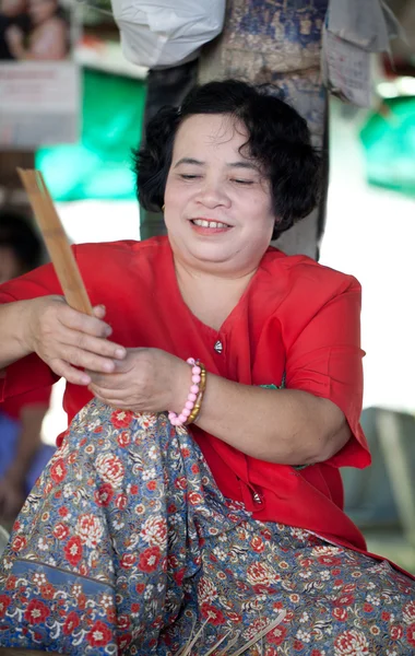 치앙마이, 태국-2 월 5 일: 나무 umbrell를 만드는 여자 — 스톡 사진