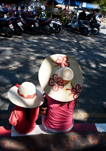 Чіанг травня, Таїланд - 4 лютого: святково одягається сім'ї в р — стокове фото