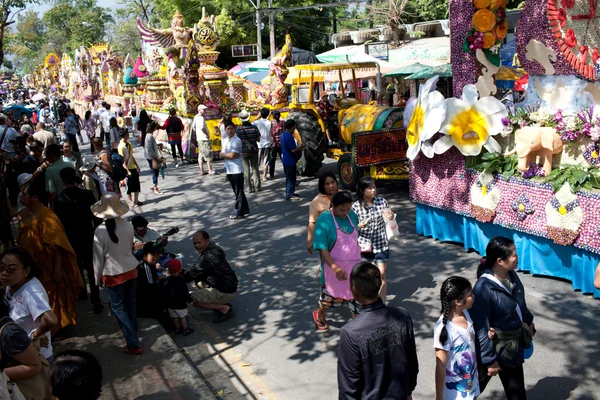CHIANG MAI, THAILANDIA - 4 FEBBRAIO: Visualizza il processo di carri floreali — Foto Stock