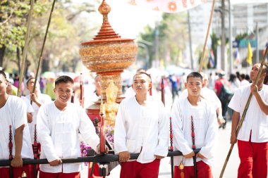 Chiang mai, Tayland - 4 Şubat: Geleneksel giyimli erkek gr