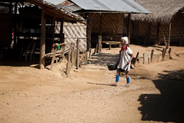 Nai soi, Tayland - 3 Şubat: tanımlanamayan karen uzun boyunlu yaşlı kadını