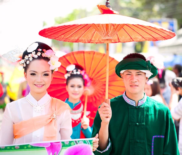 Chiang mai, Ταϊλάνδη - 4 Φεβρουαρίου: παραδοσιακά ντυμένοι ζευγάρι — Φωτογραφία Αρχείου