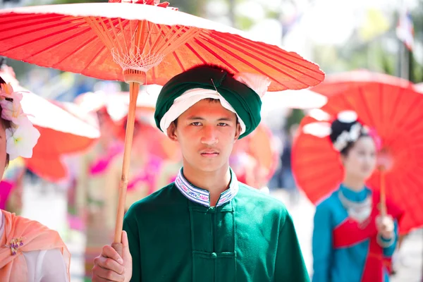 CHIANG MAI, THAILAND - FEBRUARY 4: Traditionally dressed young m — Stock Photo, Image