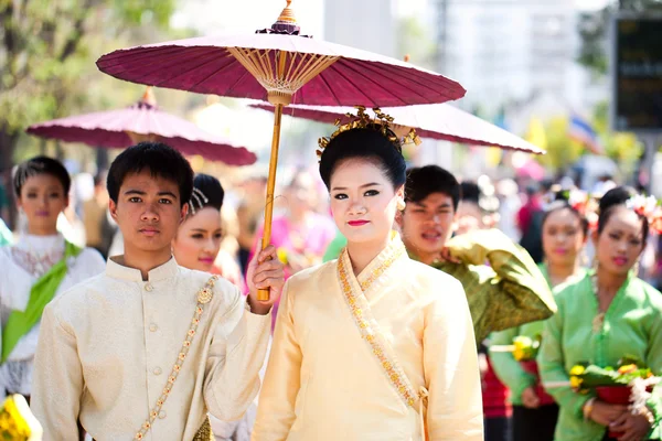 CHIANG MAI, THAILAND - FEVEREIRO 4: Casal tradicionalmente vestido — Fotografia de Stock