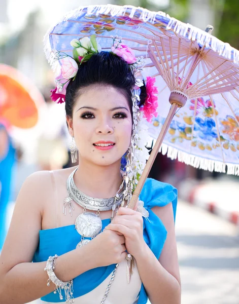 CHIANG MAI, THAILAND - FEVEREIRO 4: Mulher tradicionalmente vestida i — Fotografia de Stock