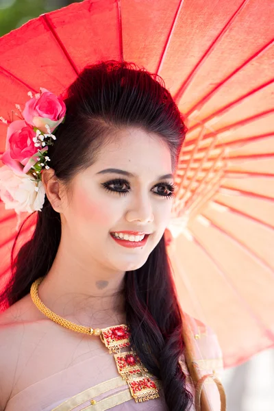 CHIANG MAI, TAILANDIA - 4 DE FEBRERO: Mujer tradicionalmente vestida i — Foto de Stock