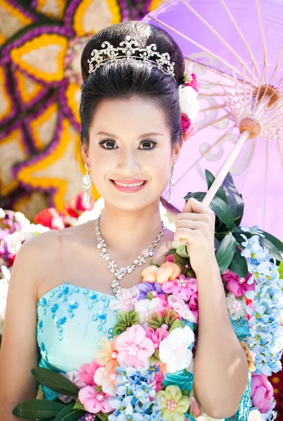 CHIANG MAI, THAILAND - FEBRUARY 4: Traditionally dressed girl in — Stock Photo, Image