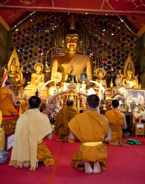 Chiang mai, thailand - 4 februari: Boeddhistische monniken bidden aan vooravond — Stockfoto