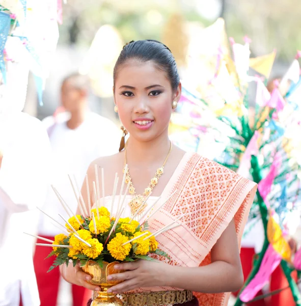 CHIANG MAI, THAILANDIA - 4 FEBBRAIO: Ragazza tradizionalmente vestita — Foto Stock
