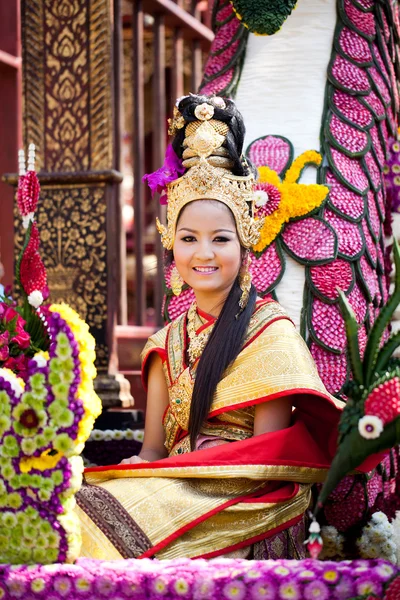 CHIANG MAI, THAILAND - FEVEREIRO 4: Tradicionalmente vestido sorrindo — Fotografia de Stock
