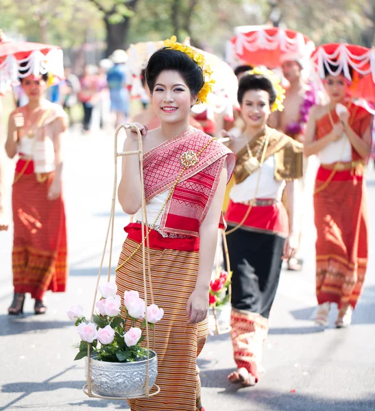 CHIANG MAI, THAILAND - FEBRUARY 4: Traditionally dressed girls i — Stock Photo, Image