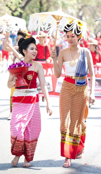 치앙마이, 태국-2 월 4 일: 전통적으로 여자 옷을 입고 나 — 스톡 사진
