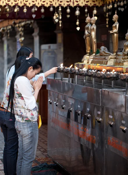 CHIANG MAI, TAILANDIA - 4 DE FEBRERO: Mujer budista orando en víspera —  Fotos de Stock