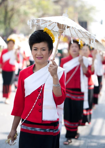 CHIANG MAI, TAILANDIA - 4 DE FEBRERO: Mujeres vestidas tradicionalmente — Foto de Stock