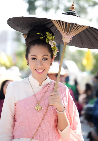 CHIANG MAI, TAILANDIA - 4 DE FEBRERO: Mujer Tradicionalmente vestida —  Fotos de Stock