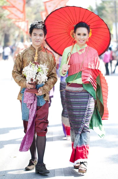 CHIANG MAI, THAILAND - FEBRUARY 4: Traditionally dressed Thai co — Stock Photo, Image