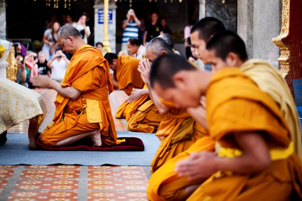 CHIANG MAI, THAILAND - FEVEREIRO 4: monges budistas orando na véspera — Fotografia de Stock