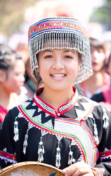 CHIANG MAI, TAILÂNDIA - FEVEREIRO 4: Tradicionalmente vestido Mhong h — Fotografia de Stock