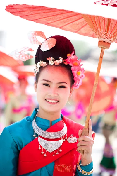 CHIANG MAI, THAILANDIA - 4 FEBBRAIO: Donna tradizionalmente vestita p — Foto Stock