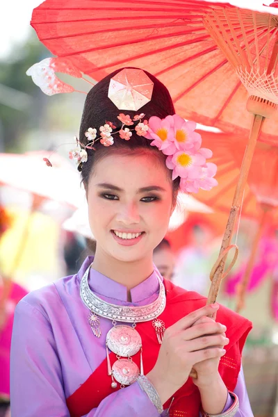 チェンマイ、タイ - 2 月 4 日： 伝統的な服装の女性は — ストック写真