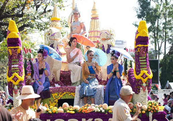 CHIANG MAI, TAILANDIA - 4 DE FEBRERO: Mujeres en flor decorada ca —  Fotos de Stock