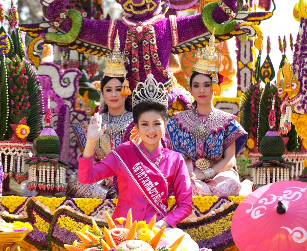 Chiang mai, thailand - 4 februari: traditioneel gekleed glimlachen — Stockfoto