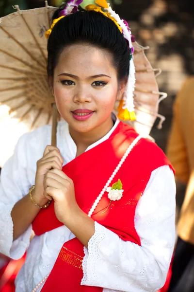 CHIANG MAI, THAILAND - FEBRUARY 4: Traditionally dressed smiling — Stock Photo, Image