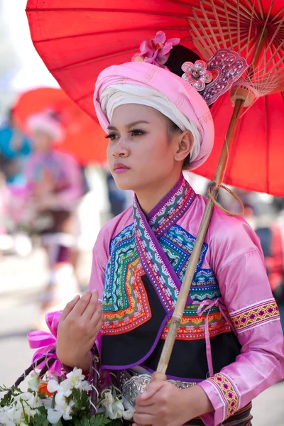 CHIANG MAI, THAÏLANDE - 4 FÉVRIER : Traditionnellement habillé en souriant — Photo