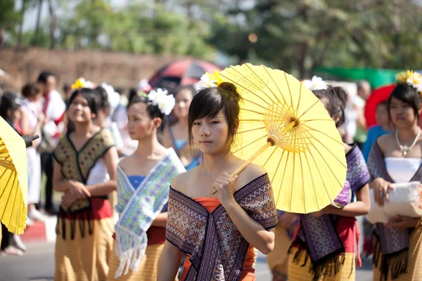 CHIANG MAI, TAILANDIA - 4 DE FEBRERO: Tradicionalmente vestido —  Fotos de Stock