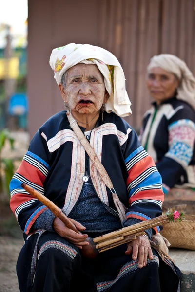 Pai, thailand - 3 feb: oidentifierade lahu stam gammal kvinna med lu — Stockfoto