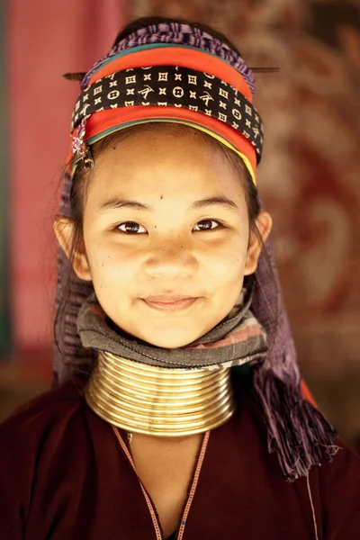 NAI SOI, TAILANDIA - FEB 3: Nam Piang Din Karen cuello largo joven w — Foto de Stock