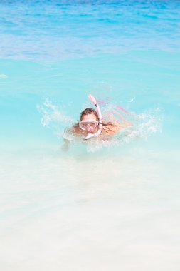 yüzen şnorkel kadın