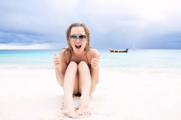 Ευτυχισμένη γυναίκα στην παραλία — Φωτογραφία Αρχείου