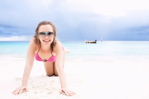 Счастливая девушка на пляже — стоковое фото