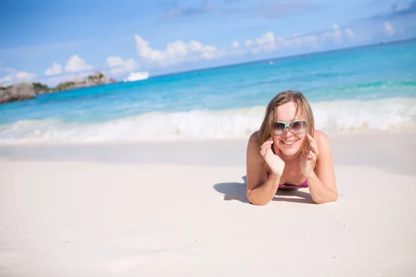 Vrouw vaststelling op een strand — Stockfoto