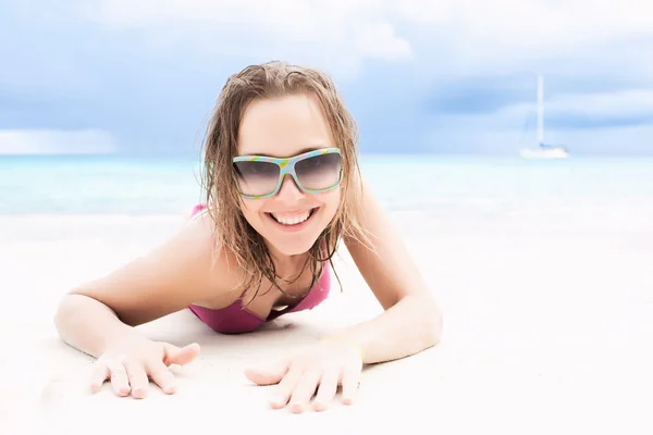 Ευτυχισμένος κορίτσι απολαμβάνει την παραλία — Φωτογραφία Αρχείου