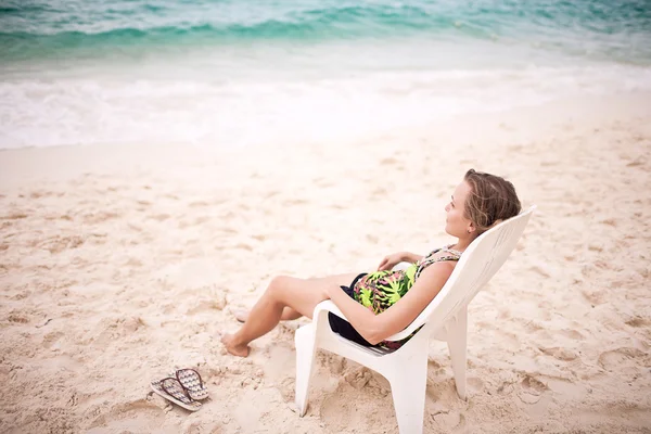 Nadenkend vrouw op het strand — Stockfoto